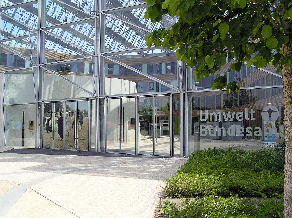 Haupteingang des UBA Dessau-Roßlau Quelle: Martin Stallmann / Umweltbundesamt
