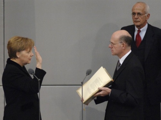 Am 22. November 2005 wird Angela Merkel im Deutschen Bundestag mit 397 Stimmen zur Bundeskanzlerin gewählt.